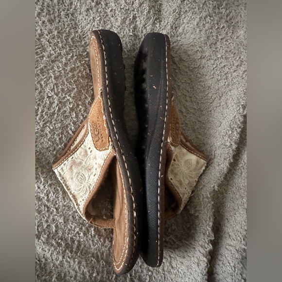 UGG Australia Thong Sandals Tan Leather White Eyelet Lace Embroidery Size 9 - Picture 9 of 11